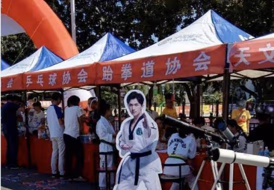 不愧是校草，楊洋飾演的角色成「校園行走的活策劃」網友太可愛了_於途_宜興_航天