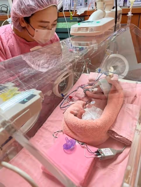 39歲女星宣布誕下龍鳳胎!早產出血崩潰大哭,寶寶僅3.2斤需插管