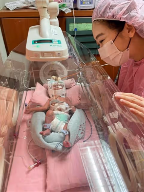 39歲女星宣布誕下龍鳳胎!早產出血崩潰大哭,寶寶僅3.2斤需插管