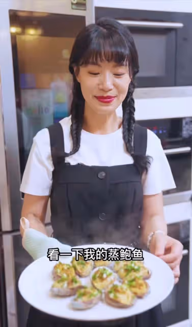 港星齊聚富婆網紅家宴,關禮傑駱達華驚喜現身,一頓飯抵半年工資