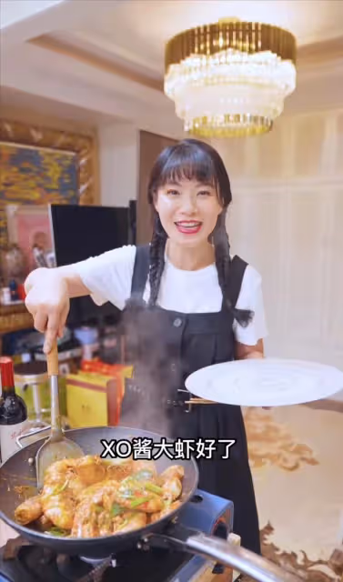 港星齊聚富婆網紅家宴,關禮傑駱達華驚喜現身,一頓飯抵半年工資