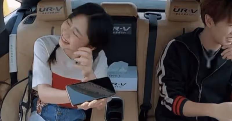 多數女星包包里都會裝口紅，看清譚松韻包里是啥，刷新了我的認知_化妝品_圖片_生活