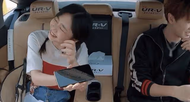 多數女星包包里都會裝口紅,看清譚松韻包里是啥,刷新了我的認知_化妝品_圖片_生活