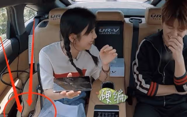 多數女星包包里都會裝口紅,看清譚松韻包里是啥,刷新了我的認知_化妝品_圖片_生活