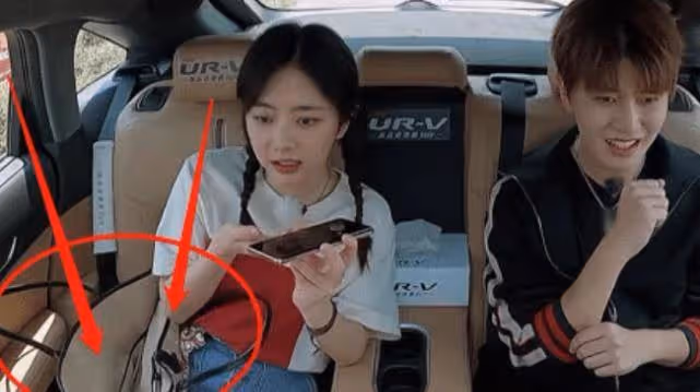 多數女星包包里都會裝口紅,看清譚松韻包里是啥,刷新了我的認知_化妝品_圖片_生活
