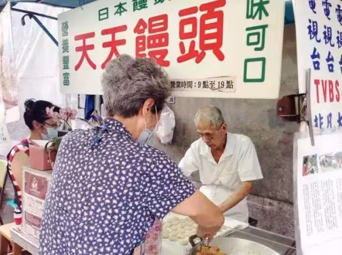 95歲阿公忍病痛「堅守5元饅頭攤」70多年!兒孫答應「不漲價接班」安心離世:希望那些辛苦人至少有東西吃