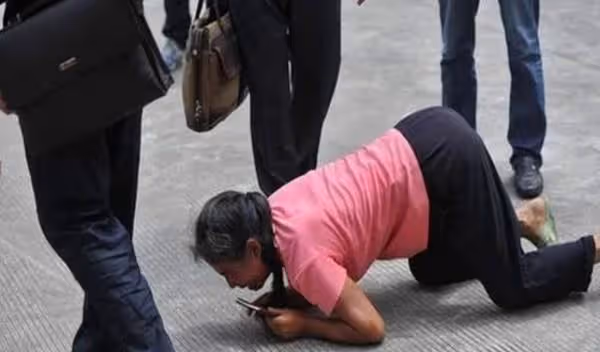 78歲阿嬤下跪「求女兒賣房」救重癥老伴,女兒搖頭冷漠拒絕,獲全網支持:活該