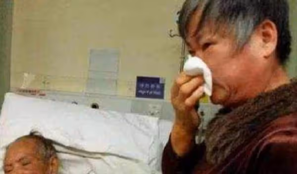 78歲阿嬤下跪「求女兒賣房」救重癥老伴,女兒搖頭冷漠拒絕,獲全網支持:活該