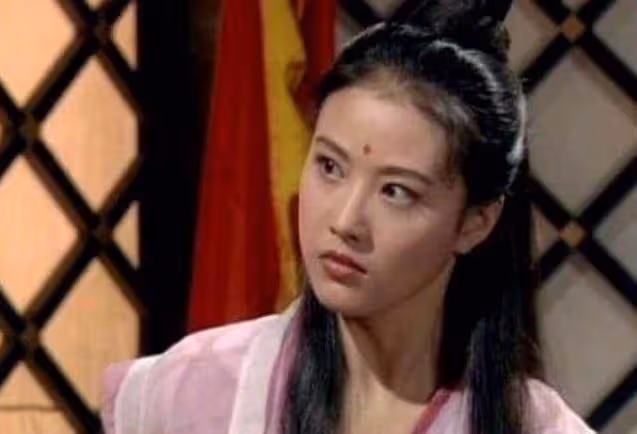 54歲周海媚如今獨居北京，斷絕「七情六慾」？擁有超大菜園自己打理，坦言不用找個男人「妨礙自己」生活