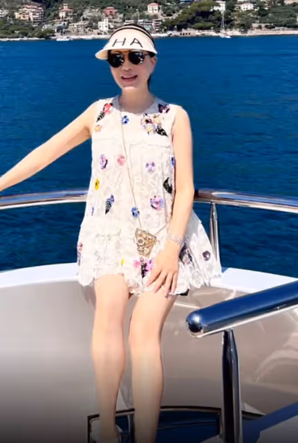 呂良偉一家坐遊艇出海!21歲兒子像富婆妻子,喜歡甄子丹女兒多年