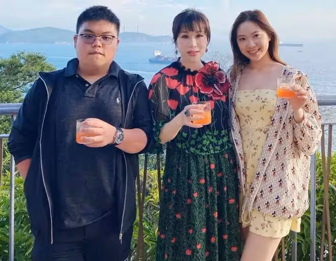 呂良偉一家坐遊艇出海!21歲兒子像富婆妻子,喜歡甄子丹女兒多年