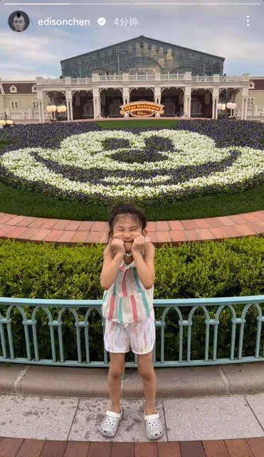 陳冠希攜妻女游迪士尼,幫妻子背包貼心不已,5歲女兒扮鬼臉可愛