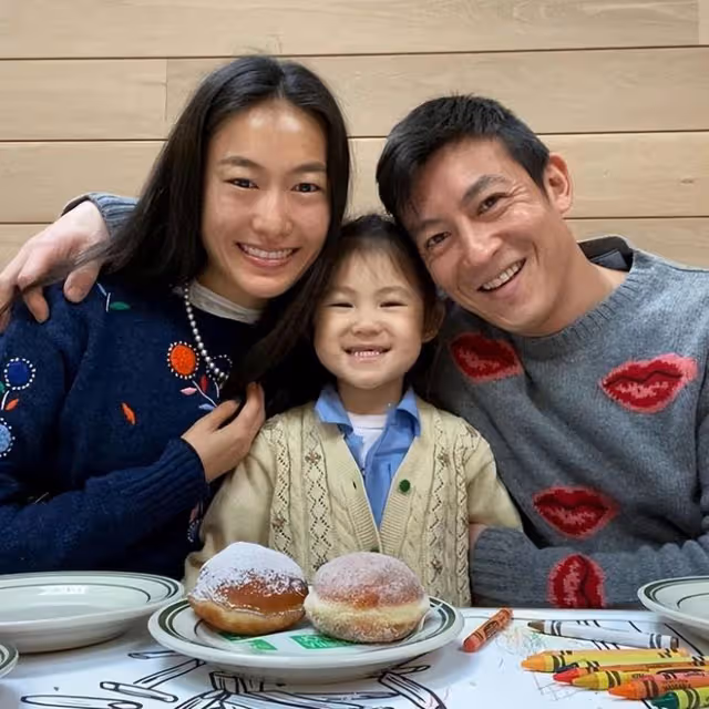 陳冠希攜妻女游迪士尼,幫妻子背包貼心不已,5歲女兒扮鬼臉可愛