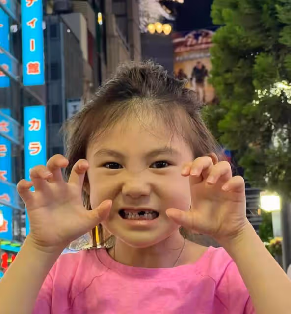 陳冠希攜妻女游迪士尼，幫妻子背包貼心不已，5歲女兒扮鬼臉可愛
