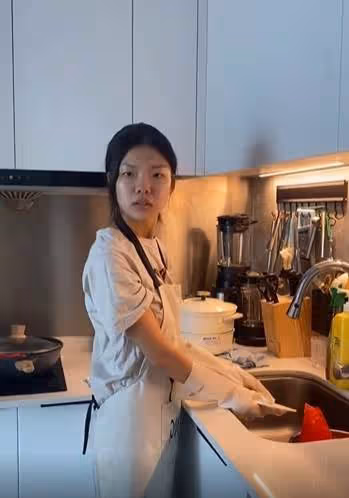 黃臉婆變辣妹!老公問老婆「為何我在家不打扮」她秒換「火辣貼身長禮服」霸氣嗆:滿意了嗎