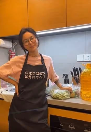 黃臉婆變辣妹!老公問老婆「為何我在家不打扮」她秒換「火辣貼身長禮服」霸氣嗆:滿意了嗎