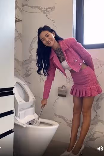 黃臉婆變辣妹!老公問老婆「為何我在家不打扮」她秒換「火辣貼身長禮服」霸氣嗆:滿意了嗎