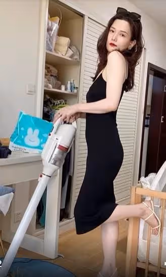 黃臉婆變辣妹!老公問老婆「為何我在家不打扮」她秒換「火辣貼身長禮服」霸氣嗆:滿意了嗎