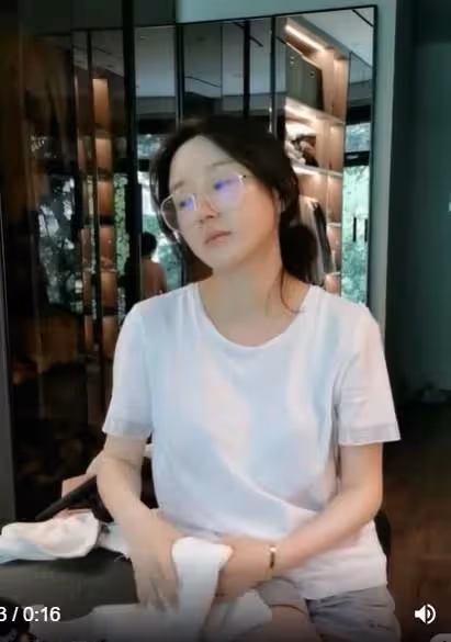 黃臉婆變辣妹!老公問老婆「為何我在家不打扮」她秒換「火辣貼身長禮服」霸氣嗆:滿意了嗎
