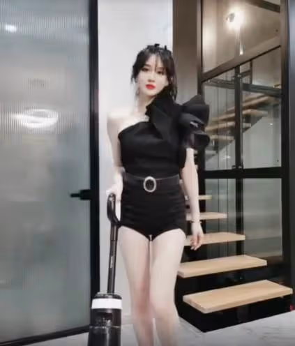 黃臉婆變辣妹!老公問老婆「為何我在家不打扮」她秒換「火辣貼身長禮服」霸氣嗆:滿意了嗎