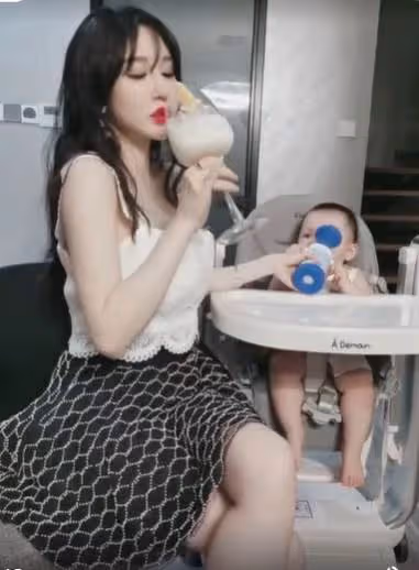 黃臉婆變辣妹!老公問老婆「為何我在家不打扮」她秒換「火辣貼身長禮服」霸氣嗆:滿意了嗎
