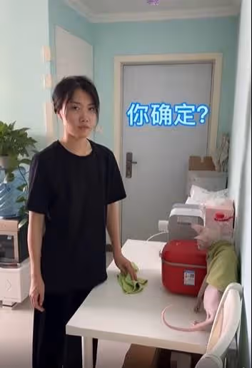 黃臉婆變辣妹!老公問老婆「為何我在家不打扮」她秒換「火辣貼身長禮服」霸氣嗆:滿意了嗎