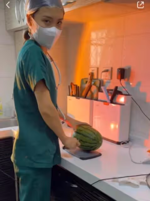 黃臉婆變辣妹!老公問老婆「為何我在家不打扮」她秒換「火辣貼身長禮服」霸氣嗆:滿意了嗎