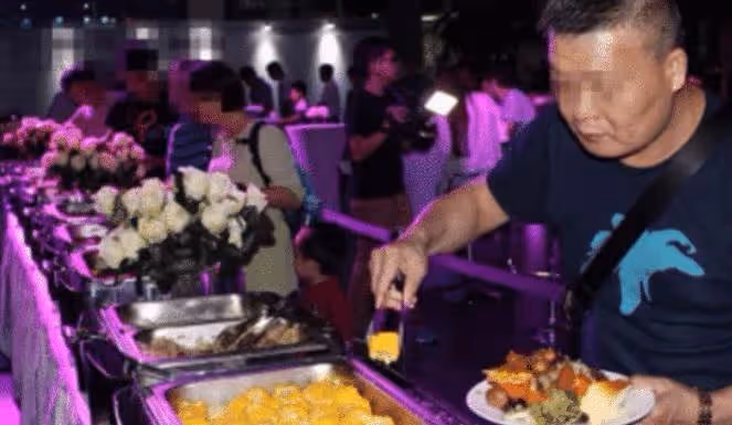男子吃自助餐被罰2400元!淡定交了罰款淡定離開,老闆:壞了快追