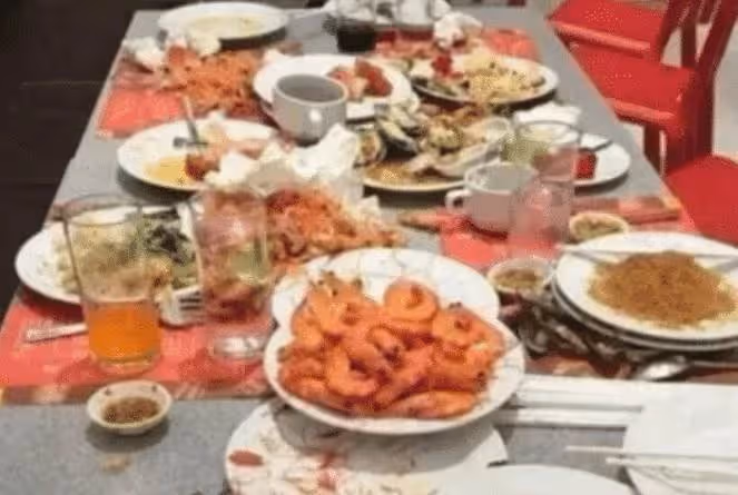 男子吃自助餐被罰2400元!淡定交了罰款淡定離開,老闆:壞了快追