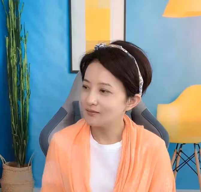 42歲「小婉君」金銘素顏曝光!眼角細紋叢生,黑眼圈明顯靈氣不在,網友:歲月不饒人