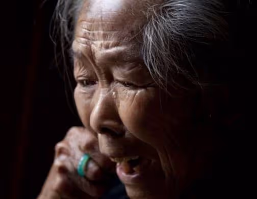丈夫剛走,兒子女兒鬧分家,知道原因後,母親泣淚長流