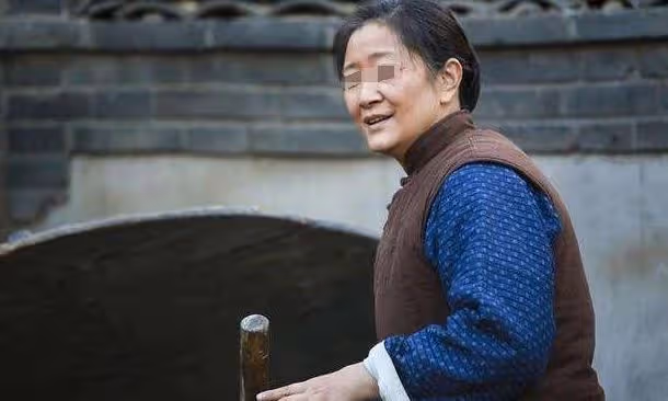 丈夫剛走,兒子女兒鬧分家,知道原因後,母親泣淚長流