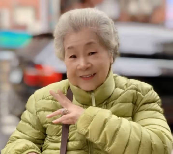 拄拐杖消失多年！89歲素珠阿姨「同框初戀夫」曝老後近況　外表裝強勢「內心小女人」溫柔待尪