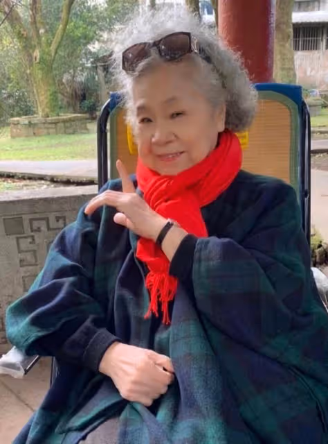 拄拐杖消失多年！89歲素珠阿姨「同框初戀夫」曝老後近況　外表裝強勢「內心小女人」溫柔待尪
