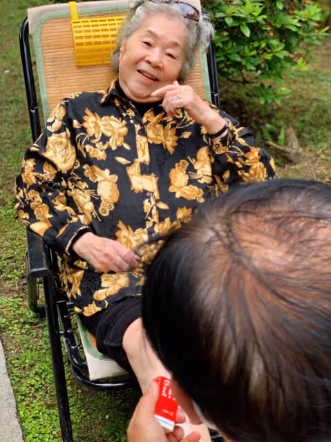 拄拐杖消失多年!89歲素珠阿姨「同框初戀夫」曝老後近況 外表裝強勢「內心小女人」溫柔待尪