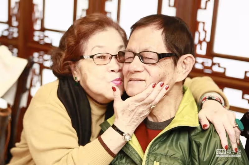 拄拐杖消失多年!89歲素珠阿姨「同框初戀夫」曝老後近況 外表裝強勢「內心小女人」溫柔待尪
