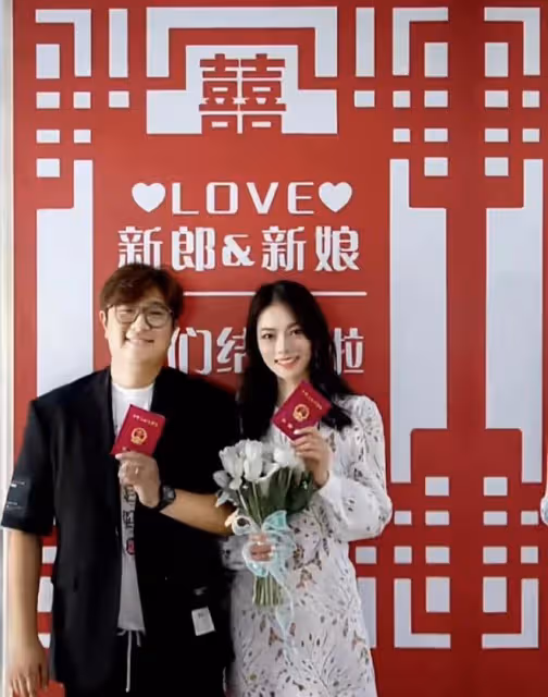 31歲喜劇演員大婚眾星祝賀!老闆賈玲熱淚盈眶,德雲社演員也現身