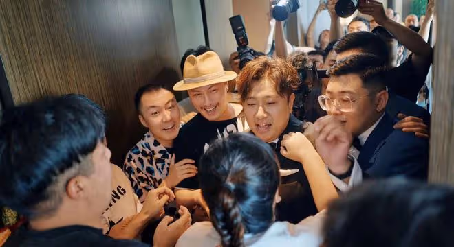 31歲喜劇演員大婚眾星祝賀!老闆賈玲熱淚盈眶,德雲社演員也現身