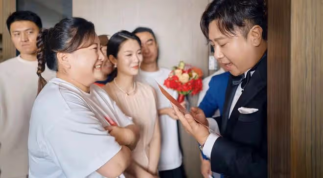 31歲喜劇演員大婚眾星祝賀!老闆賈玲熱淚盈眶,德雲社演員也現身