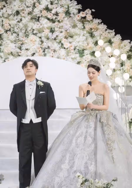 31歲喜劇演員大婚眾星祝賀!老闆賈玲熱淚盈眶,德雲社演員也現身