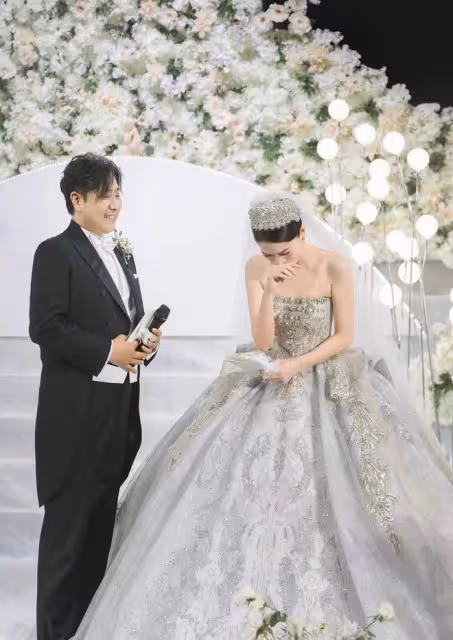 31歲喜劇演員大婚眾星祝賀！老闆賈玲熱淚盈眶，德雲社演員也現身