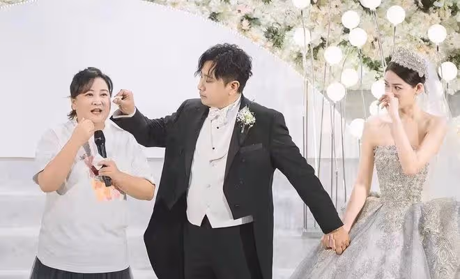 31歲喜劇演員大婚眾星祝賀！老闆賈玲熱淚盈眶，德雲社演員也現身
