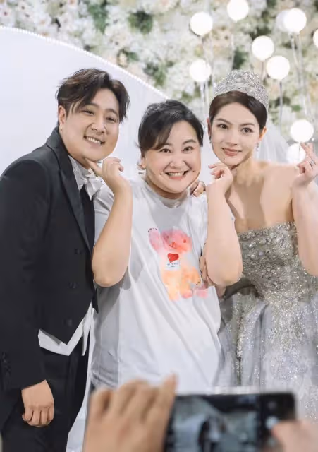31歲喜劇演員大婚眾星祝賀！老闆賈玲熱淚盈眶，德雲社演員也現身
