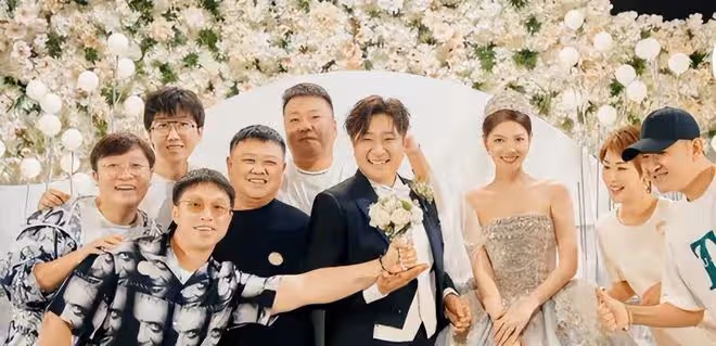 31歲喜劇演員大婚眾星祝賀！老闆賈玲熱淚盈眶，德雲社演員也現身