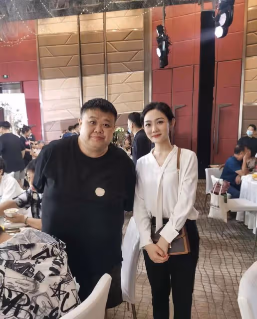 31歲喜劇演員大婚眾星祝賀！老闆賈玲熱淚盈眶，德雲社演員也現身