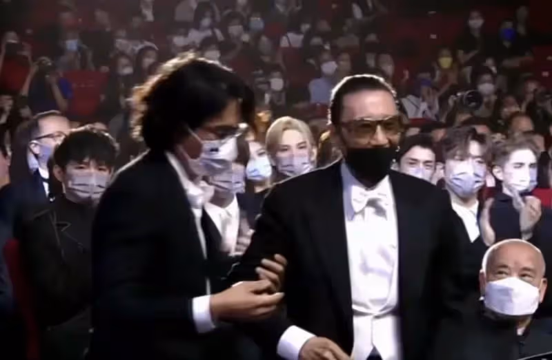 謝賢獲金像獎影帝,林家棟一直在旁貼心照料,這一幕真讓人感動!