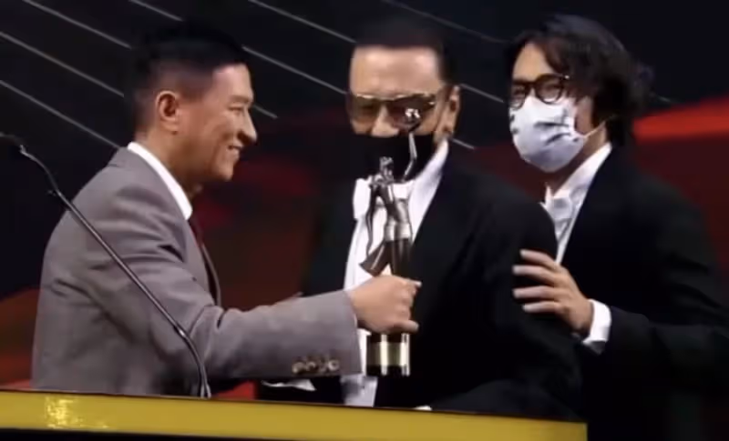 謝賢獲金像獎影帝,林家棟一直在旁貼心照料,這一幕真讓人感動!