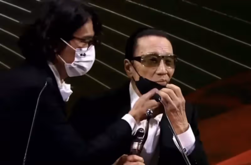 謝賢獲金像獎影帝,林家棟一直在旁貼心照料,這一幕真讓人感動!