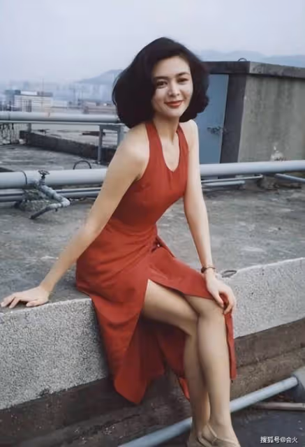 59歲關之琳罕見秀身材 大膽露出半邊肩膀