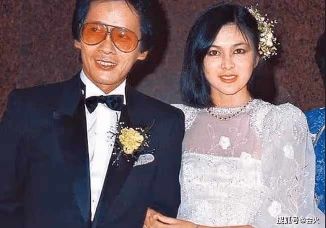 59歲關之琳罕見秀身材 大膽露出半邊肩膀
